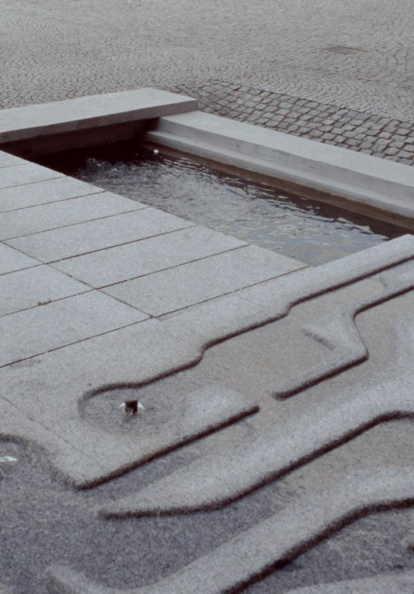 Detailansicht der Wasser-Installation auf dem Gelände