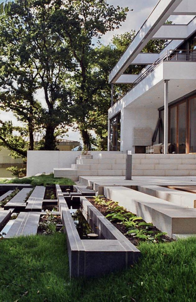 Terrassierung der Grünflächen vor dem Wohnhaus